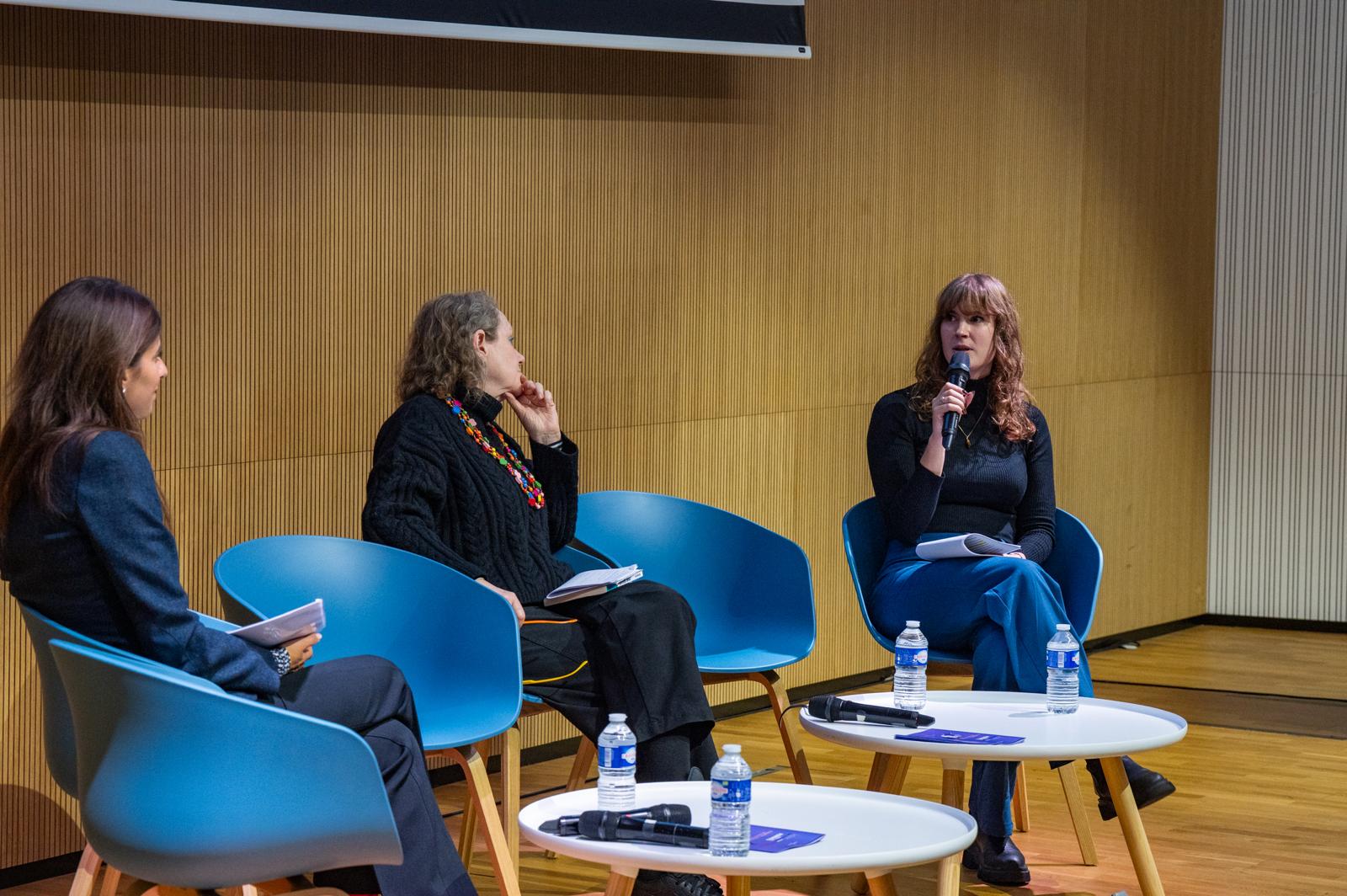 Julie Dufrou participant à une table ronde